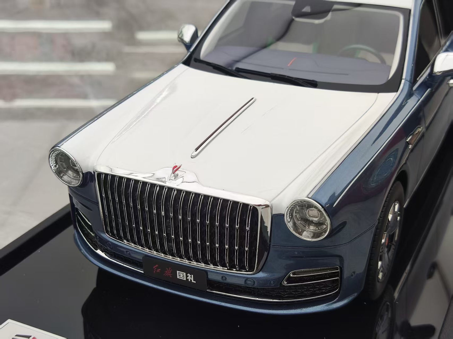 MOTORHELIX 1/18 Hongqi State Gift, Model Car MH309