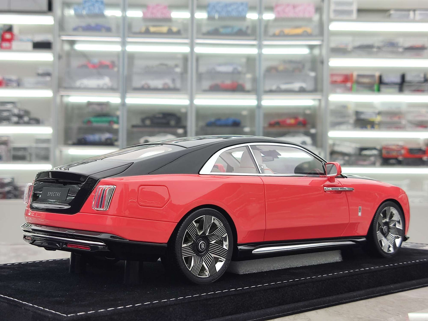 HH Model 1/18 Rolls-Royce Spectre, Shy Pink/Piano Black, HH374