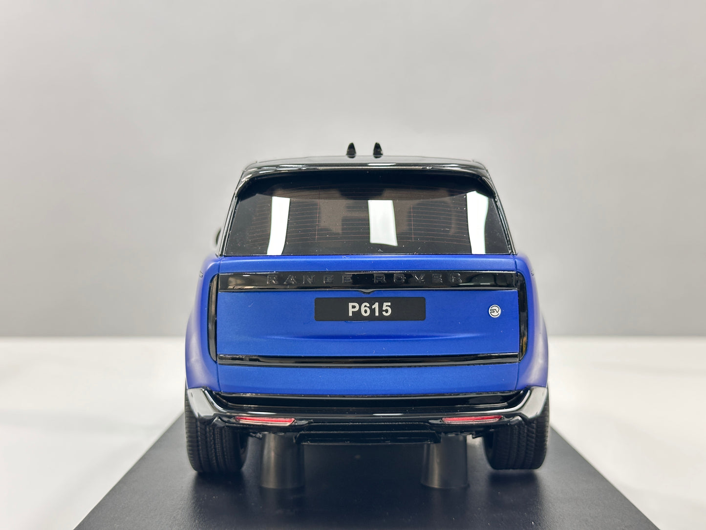 GT Spirit 1/18 Land Rover Range Rover P615 SV Blue GT540