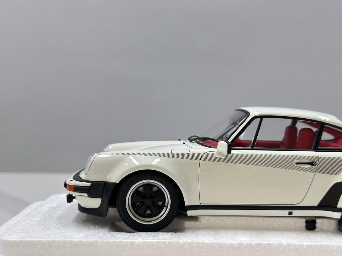 AUTOart 1/18 Porsche 911 (930) Turbo 3.0 White 78113