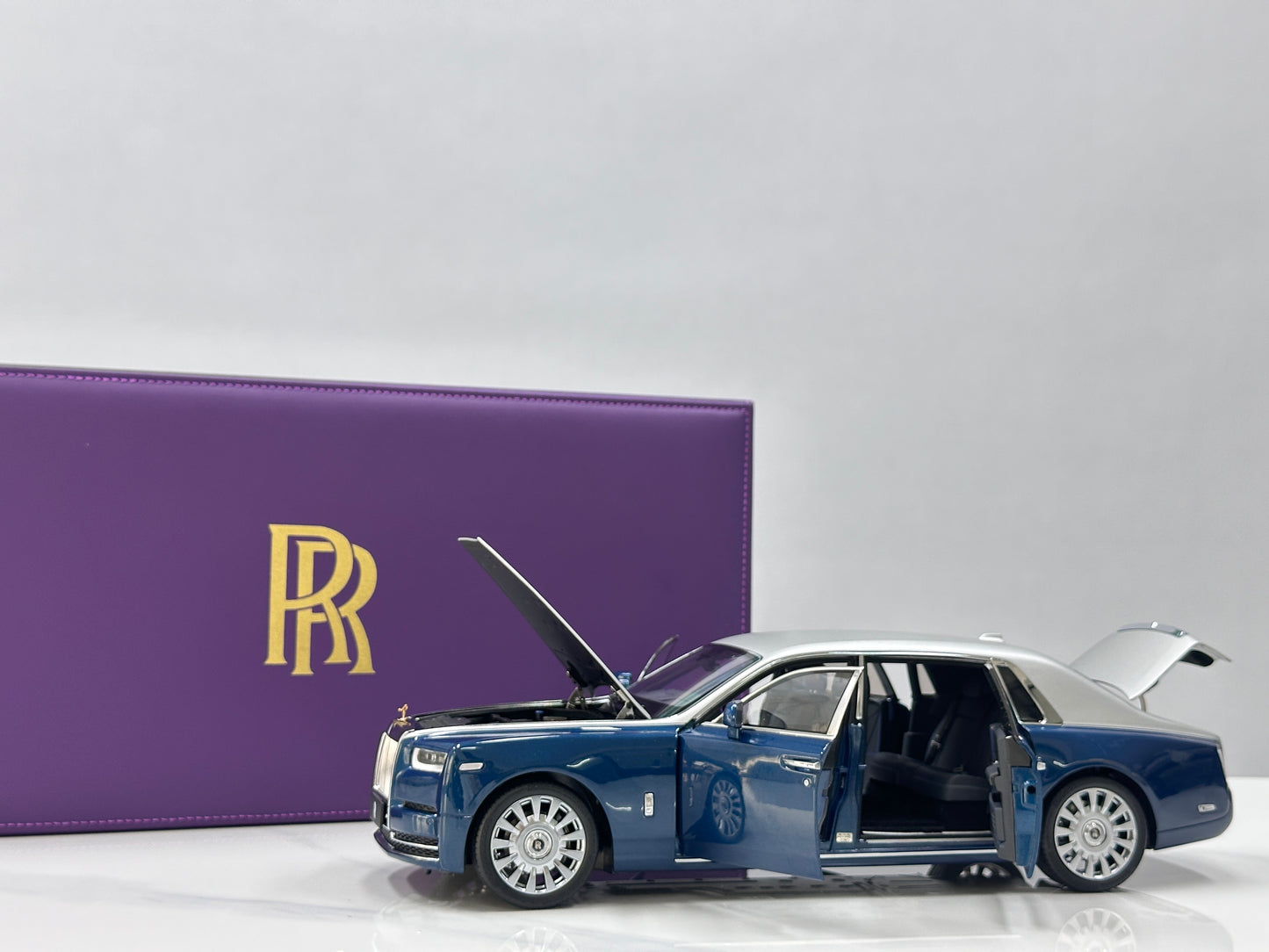 ZP 1/18 Rolls-Royce Phantom VIII – Silver / Pikes Peak Blue (ZP122)