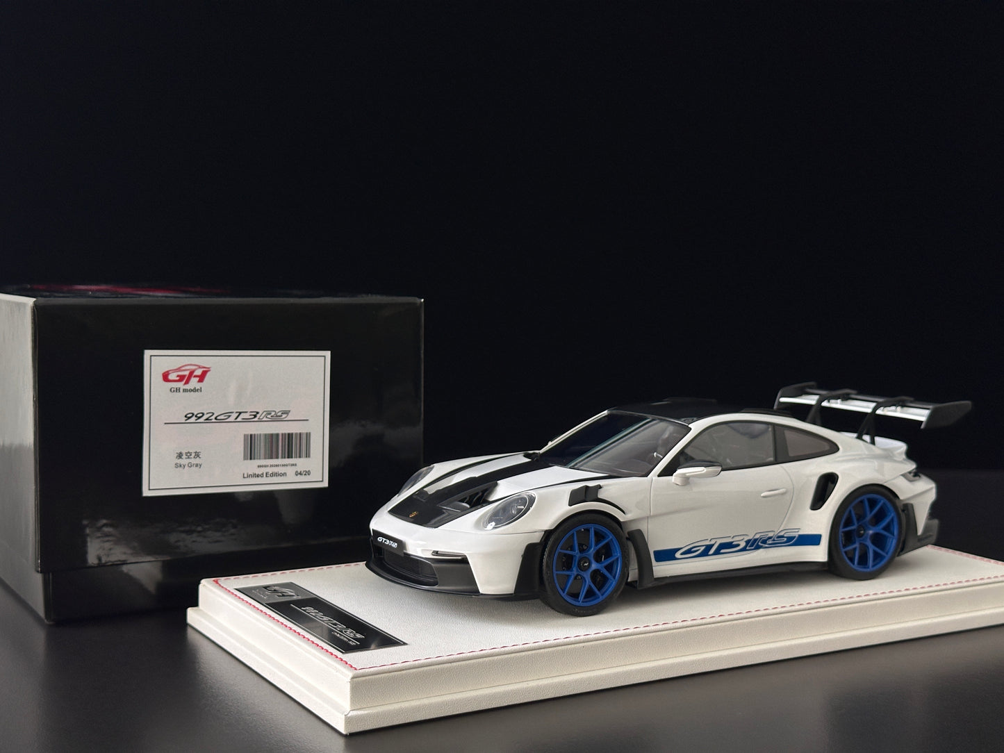 GH MODEL 1/18 Porsche 992 GT3RS Sky Grey GH015