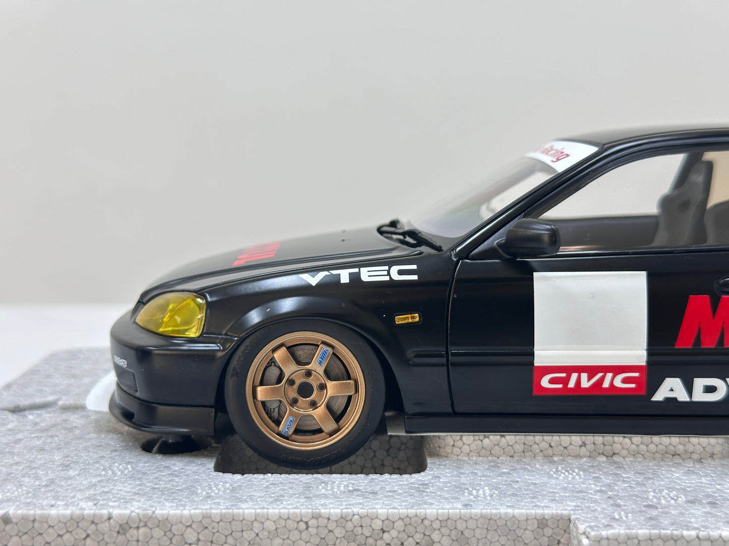MOTORHELIX 1/18 Honda Civic Type R (EK9) Matte Black with Yellow Lights MH358