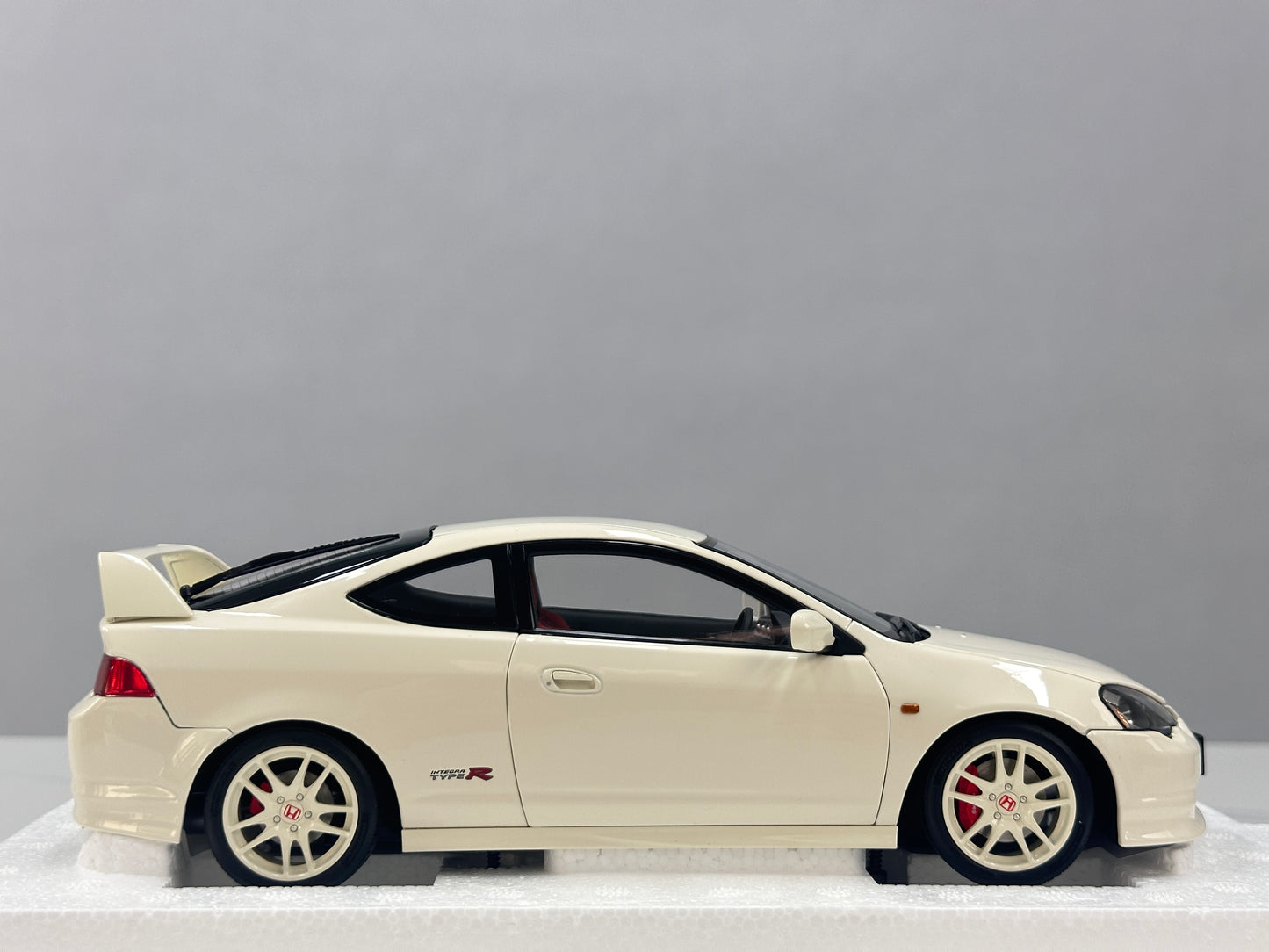 LCD 1/18 Honda Integra (DC5) Type R - Championship White (LCD18019-WH)