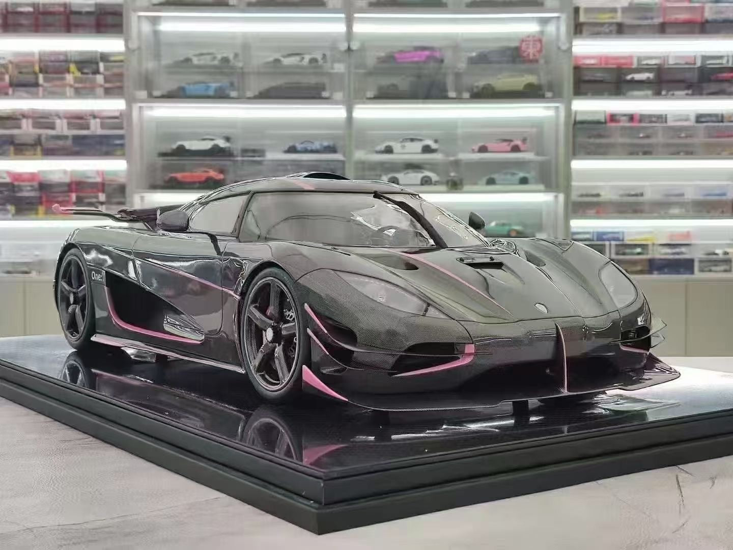 FA 1/8 Koenigsegg ONE:1 Carbon Powder High-end Car Model Ornament FA069