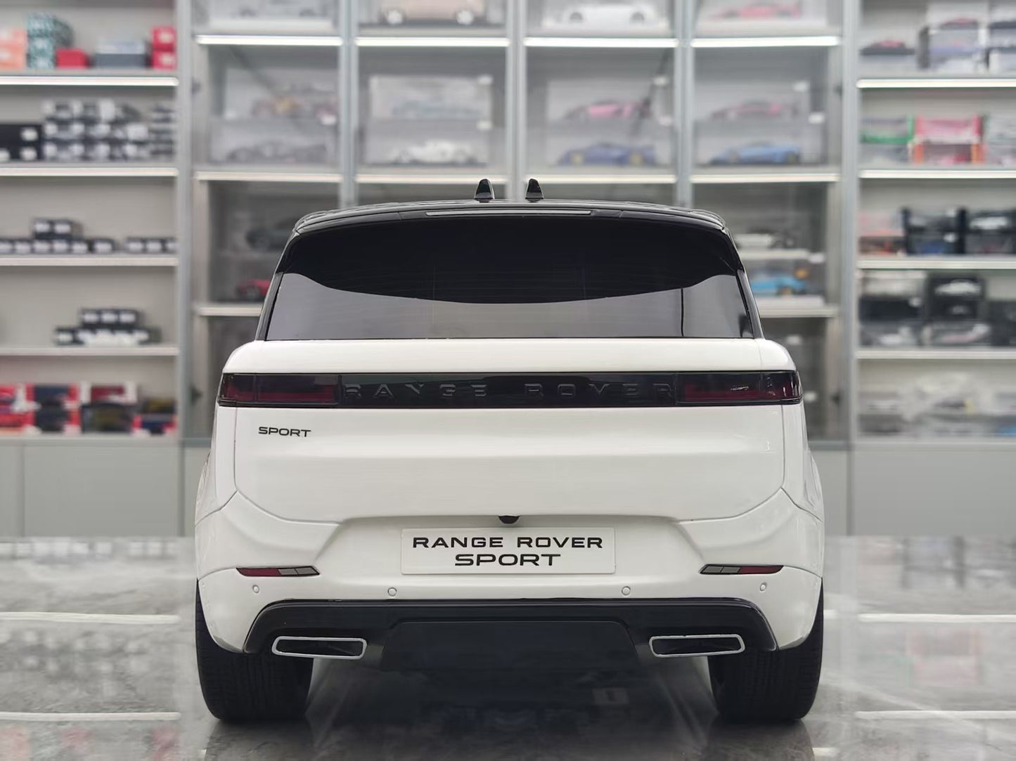 GT Spirit 1/12 Land Rover Sport P510E White GT553