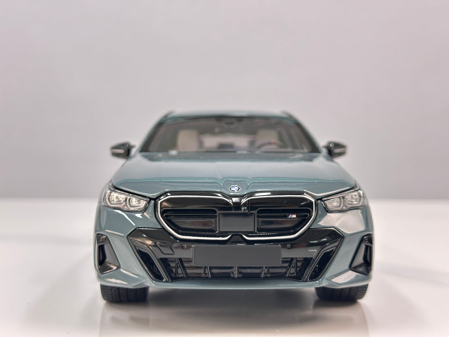 MINICHAMPS 1/18 BMW i5 M60 Touring 2024 Metallic Green 110023600