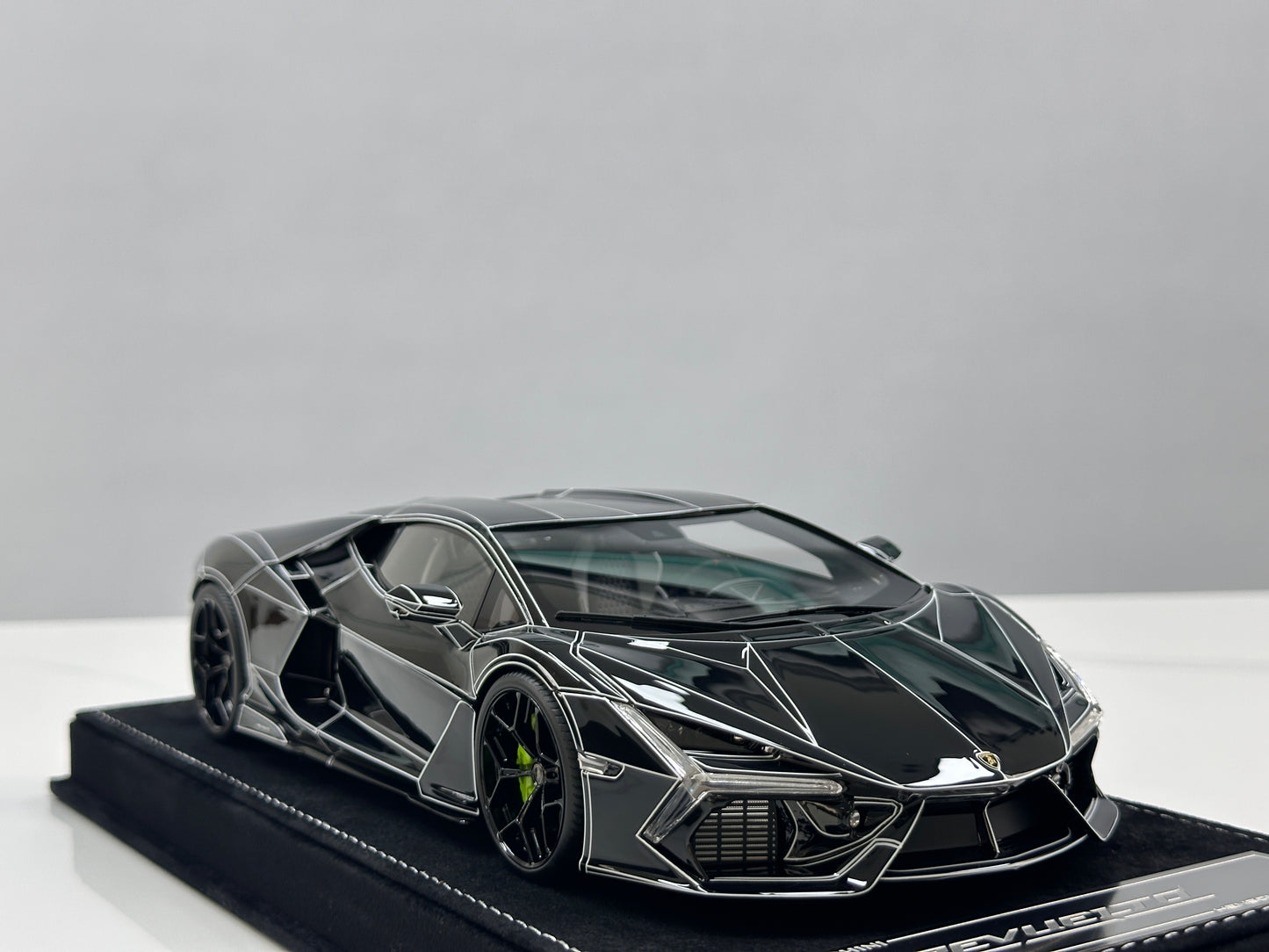 HH Model 1/18 Lamborghini Revuelto Black Luminous Crackle Pattern HH625