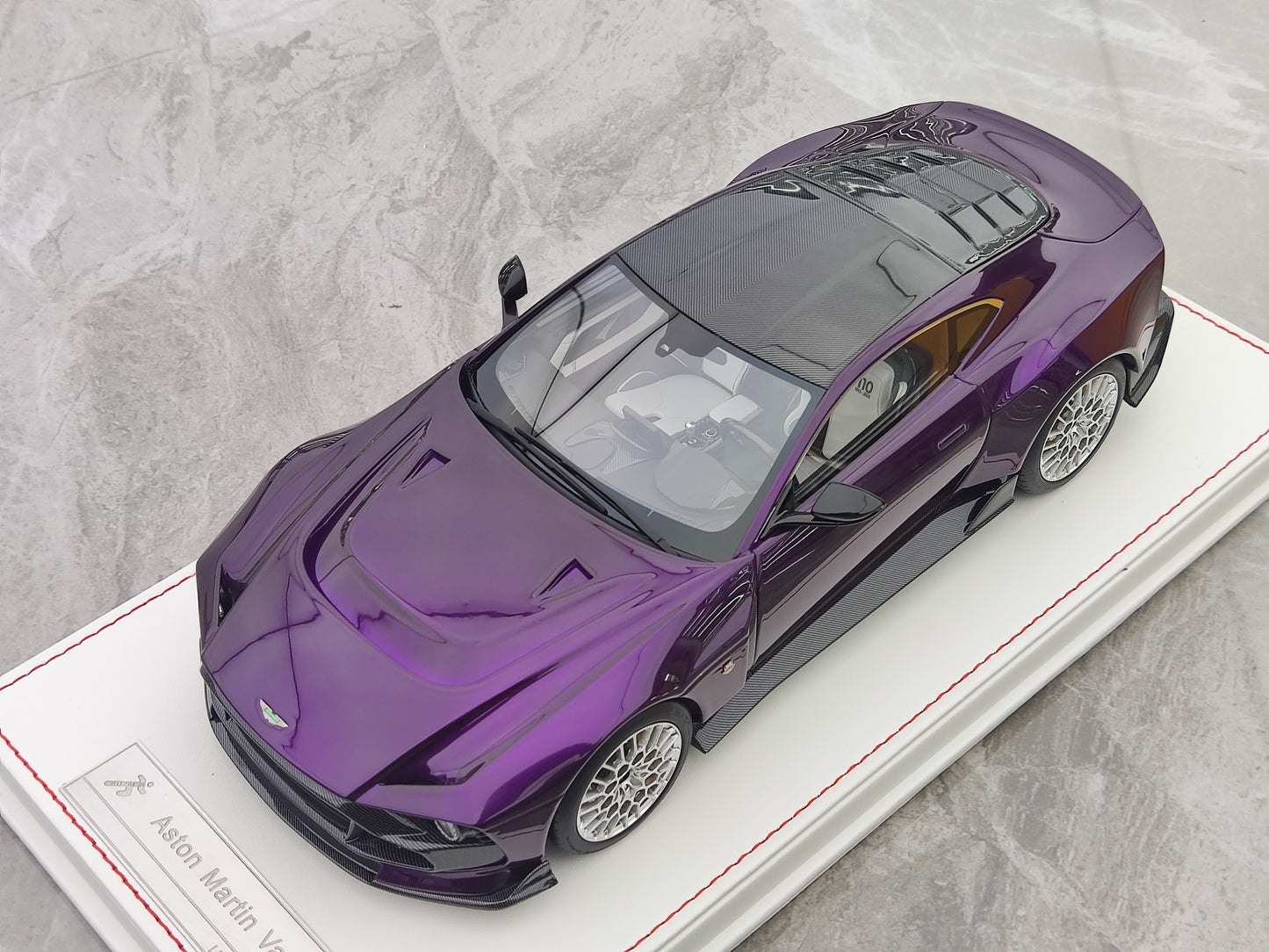 RUNNER 1/18 Aston Martin Valour Simulation Model Car