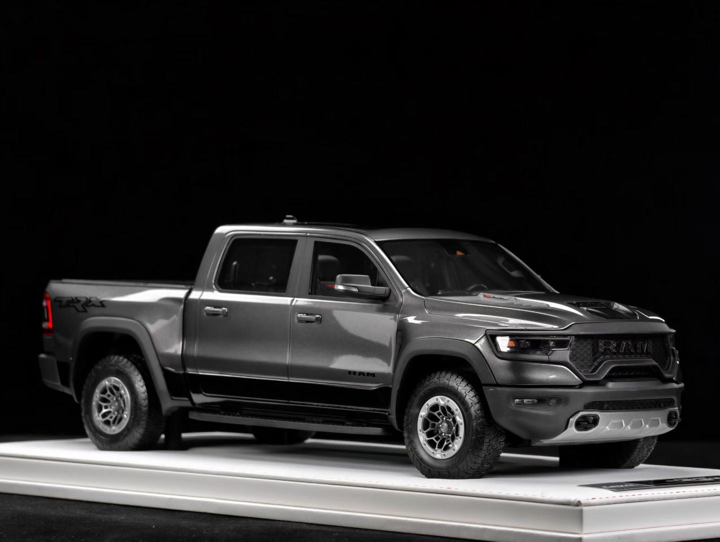 DiAMAanD 1/18 Dodge Ram (Tyrannosaurus Rex)