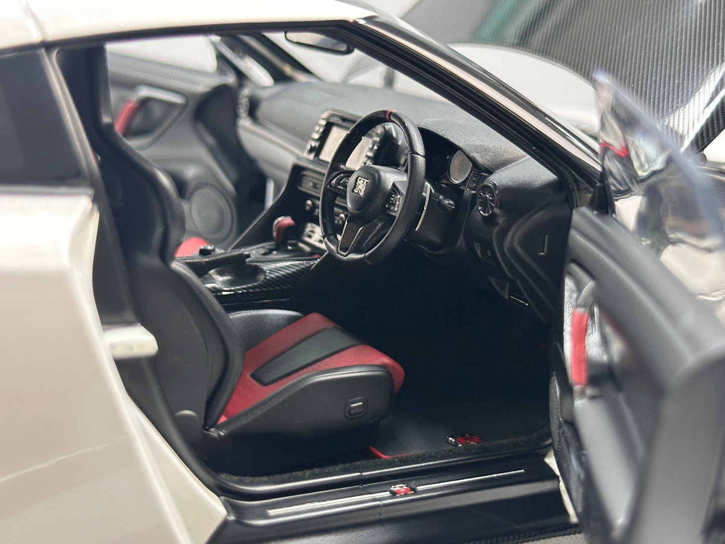 MOTORHELIX 1/18 Nissan GT-R NISMO (R35) Special Edition 2022 Brilliant Pearl White MH378