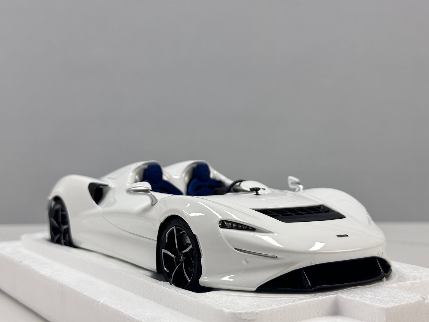 LCD 1/18 McLaren Elva Die-cast Model – Pearl White with Blue Interior (LCD18015-WH)
