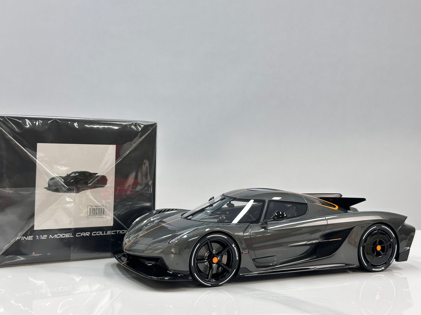 GT Spirit 1/12 Koenigsegg Jesko Absolut 0-400-0 km/h Record – Grey (GT575)