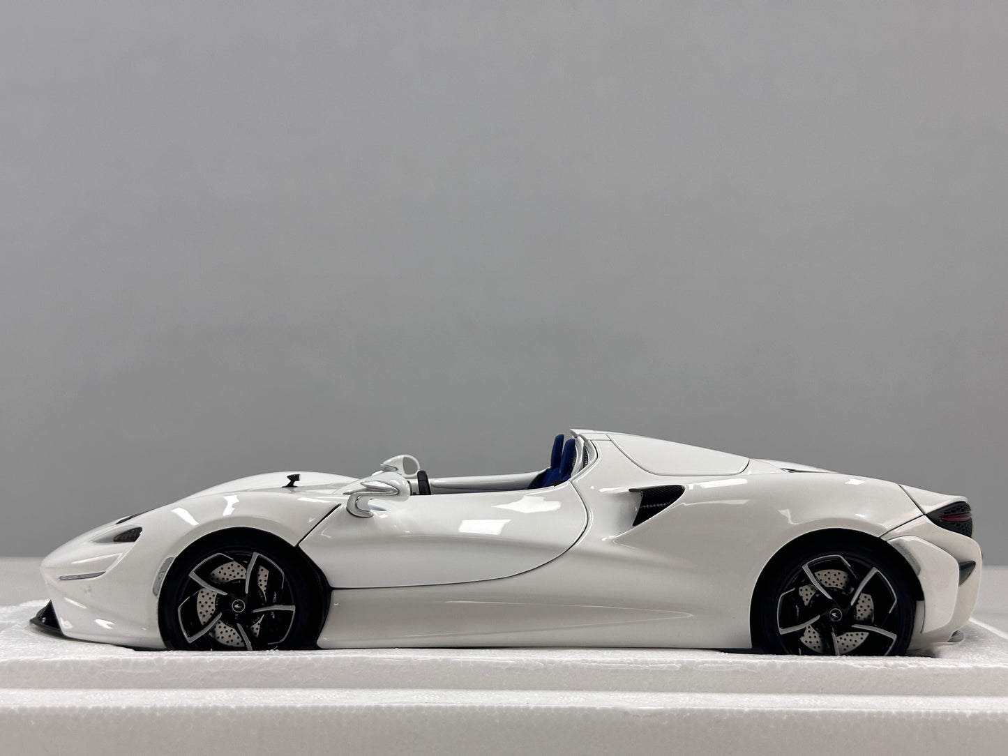 LCD 1/18 McLaren Elva Die-cast Model – Pearl White with Blue Interior (LCD18015-WH)