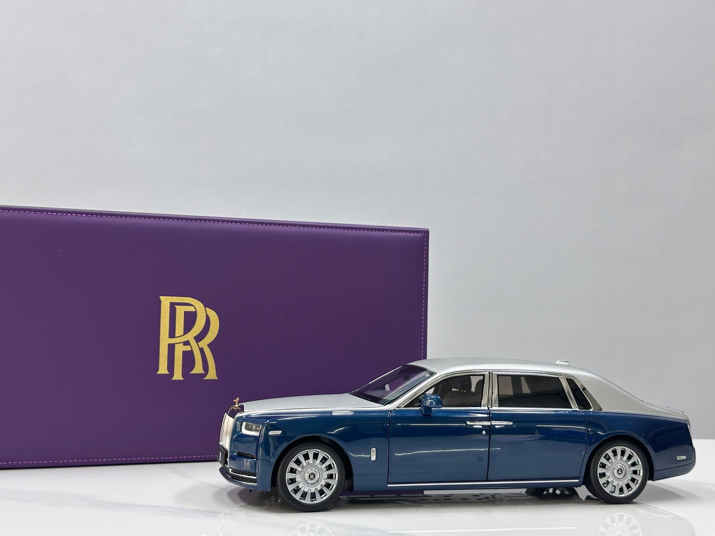 ZP 1/18 Rolls-Royce Phantom VIII – Silver / Pikes Peak Blue (ZP122)