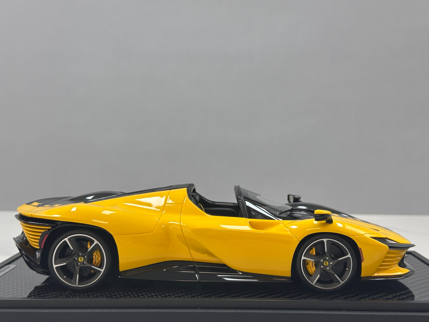 BBR 1/18 Ferrari SP3 Daytona 599+1 Spider - Open Roof Modena Yellow/Black Carbon Fiber P18214TMOCH