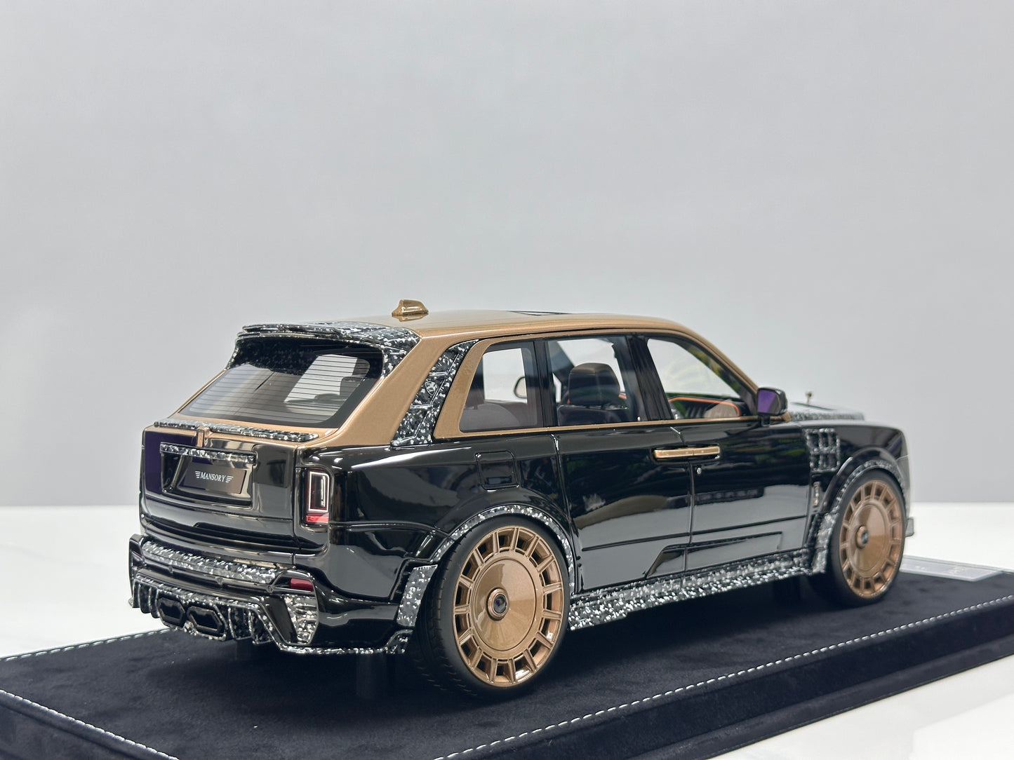 HH MODEL 1/18 Rolls-Royce Cullinan Series II MANSORY – Piano Black / Gold Plated (HH699)