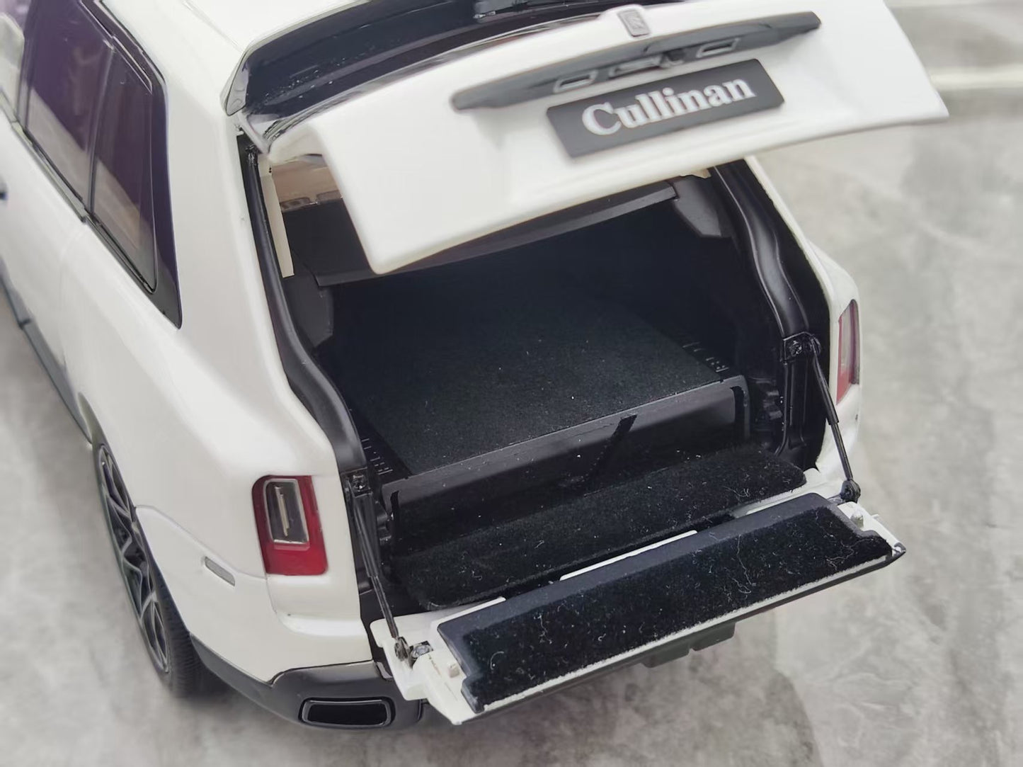 ZP 1/18 Rolls-Royce Cullinan BB Fishing Seat Edition, Leather Suitcase Version, Metallic White ZP112