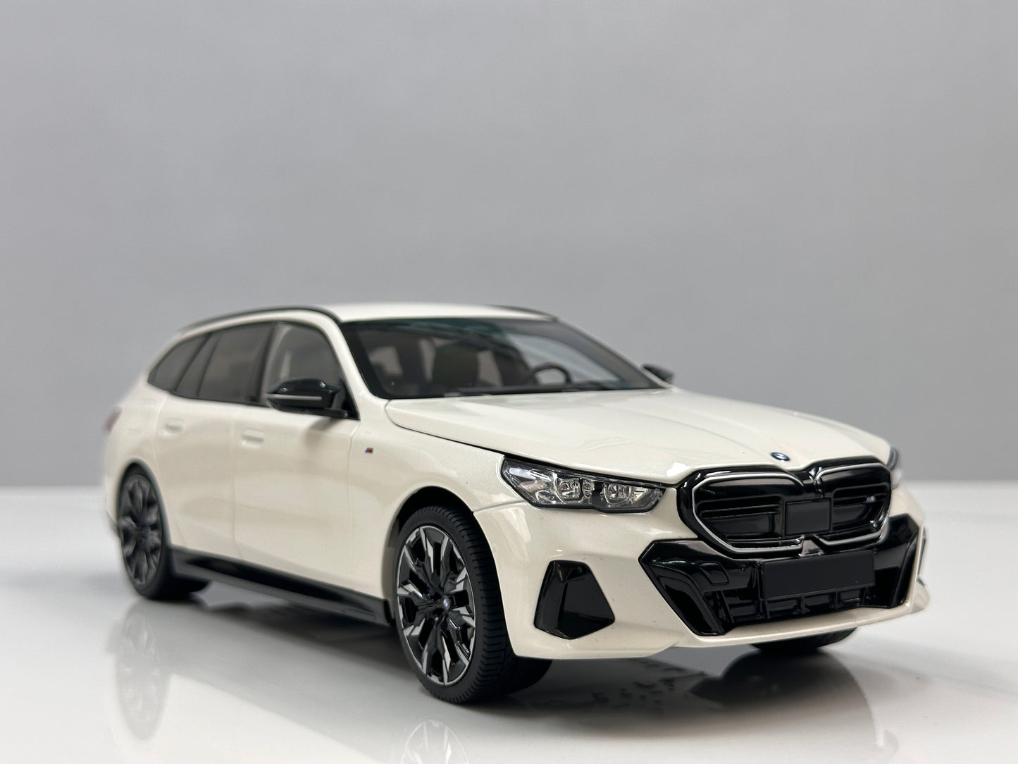 MINICHAMPS 1/18 BMW i5 M60 Touring 2024 Metallic White 110023601