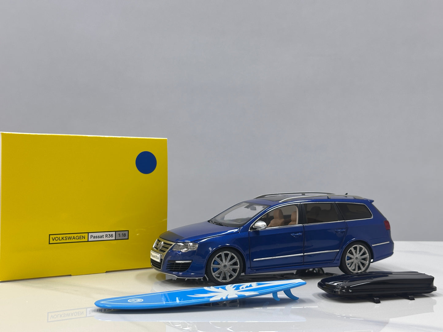 NZG 1/18 Volkswagen Passat R36 wagon Biscay Blue NZG014