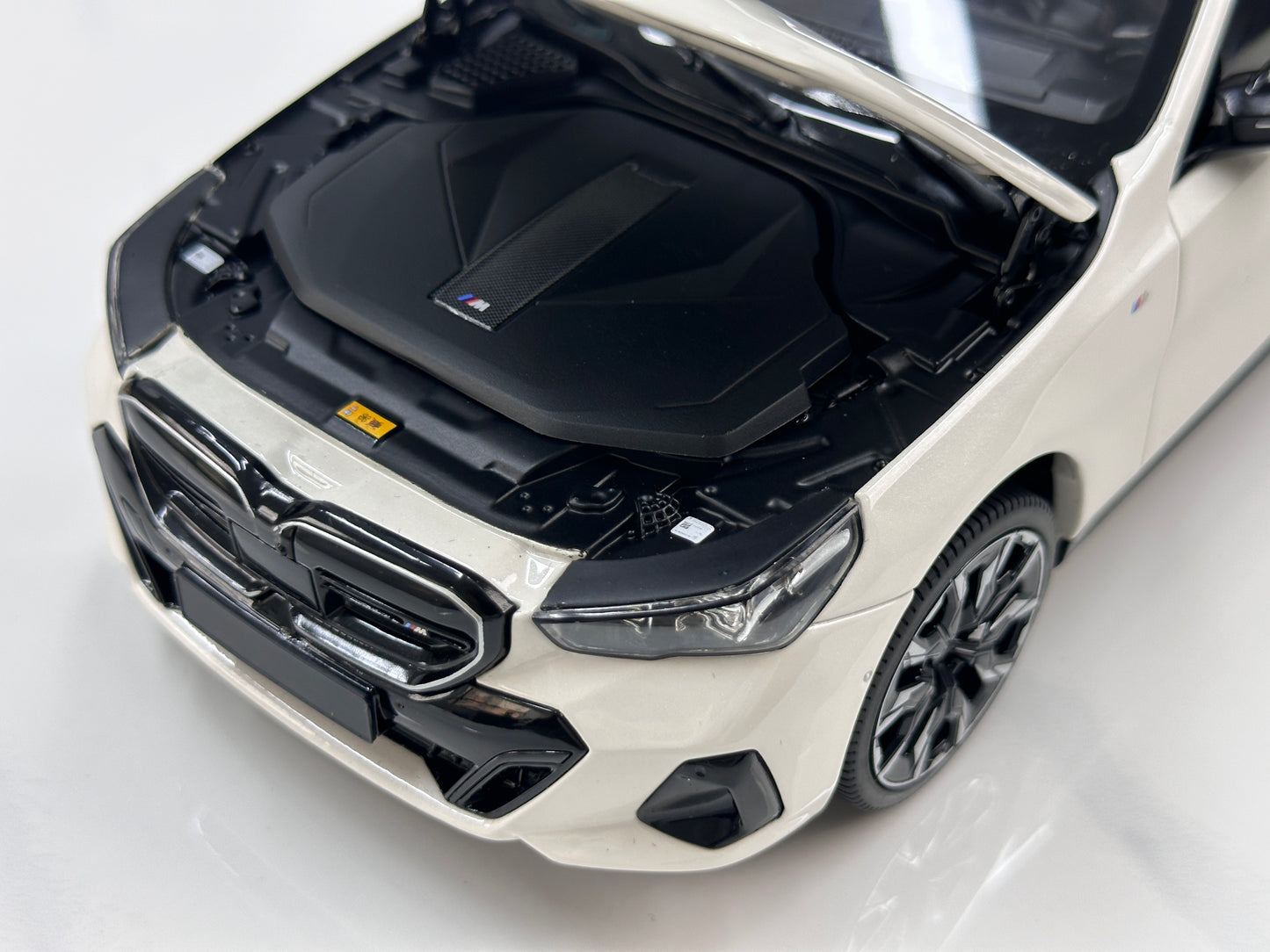 MINICHAMPS 1/18 BMW i5 M60 Touring 2024 Metallic White 110023601