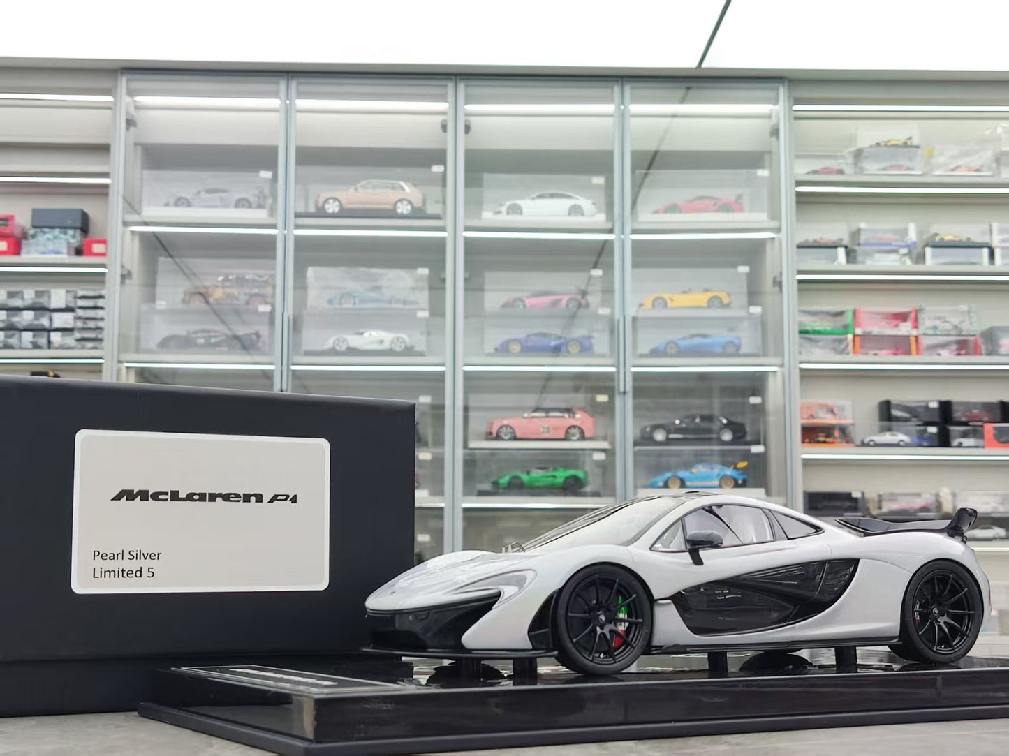 DINOMODEL 1/18 McLaren P1 Carbon Sole Pearl Silver DMP002