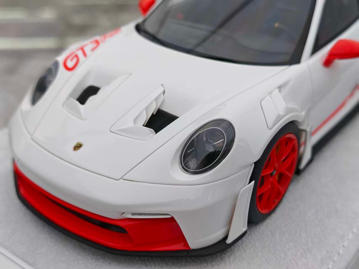 FuelMe 1/18 Porsche 992 GT3RS SASTRO FM18010LM-21