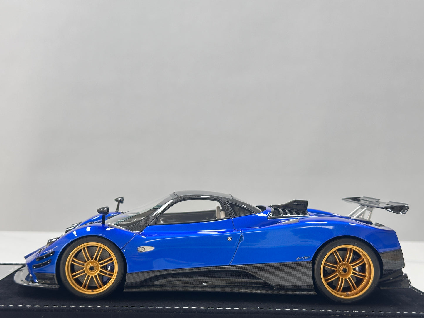 HH Model 1/18 Pagani Zonda F – Dark Blue with Gold Wheels (HH701)