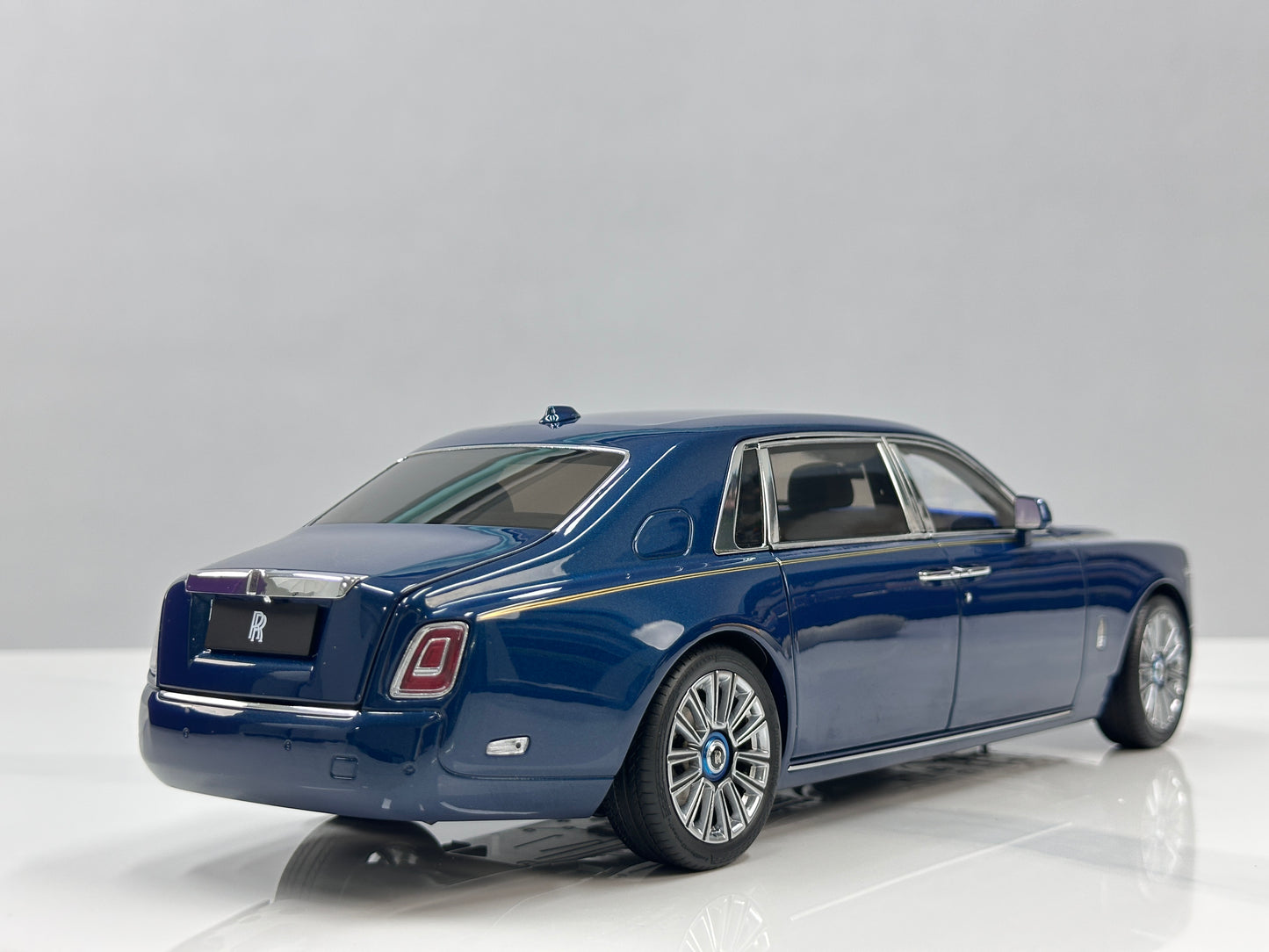 ZP 1/18 Rolls-Royce Phantom VIII (Gold Badge / Leather Suitcase Edition) – Pikes Peak Blue (ZP118)