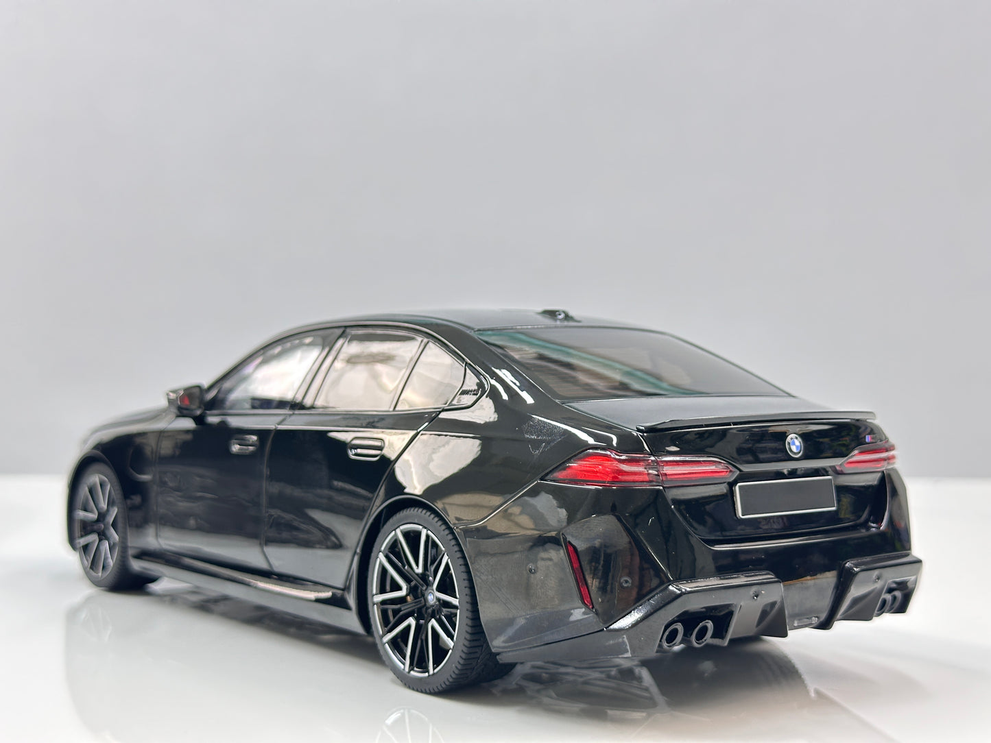MINICHAMPS 1/18 BMW M5 2024 Metallic Black 110023801