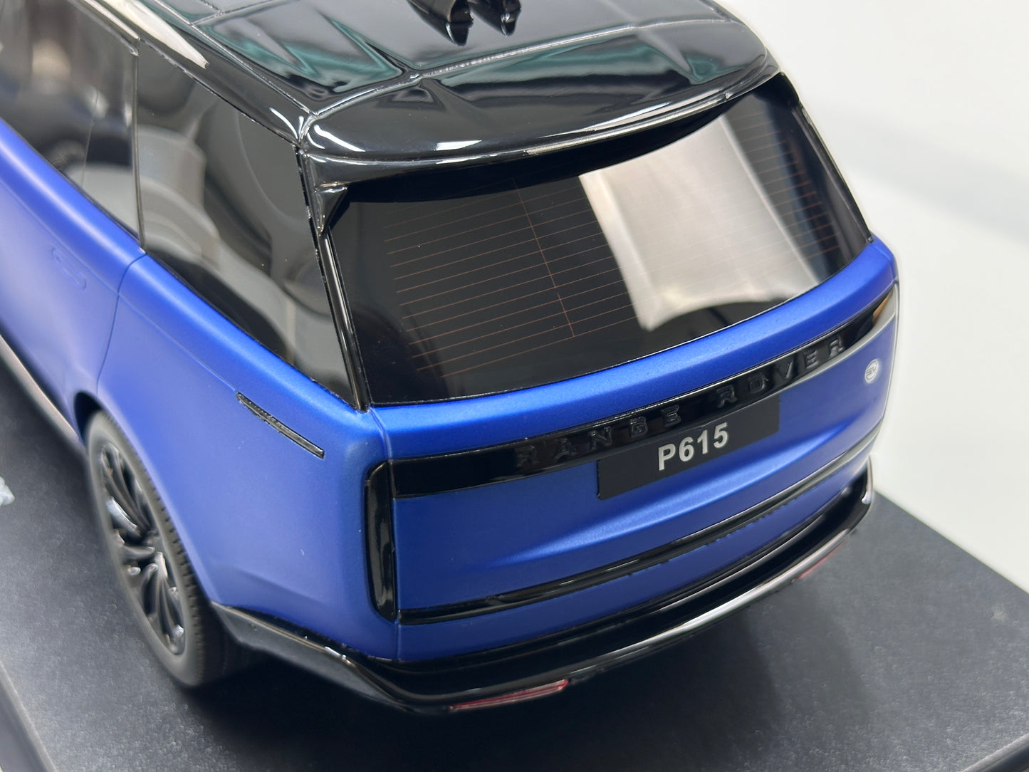 GT Spirit 1/18 Land Rover Range Rover P615 SV Blue GT540