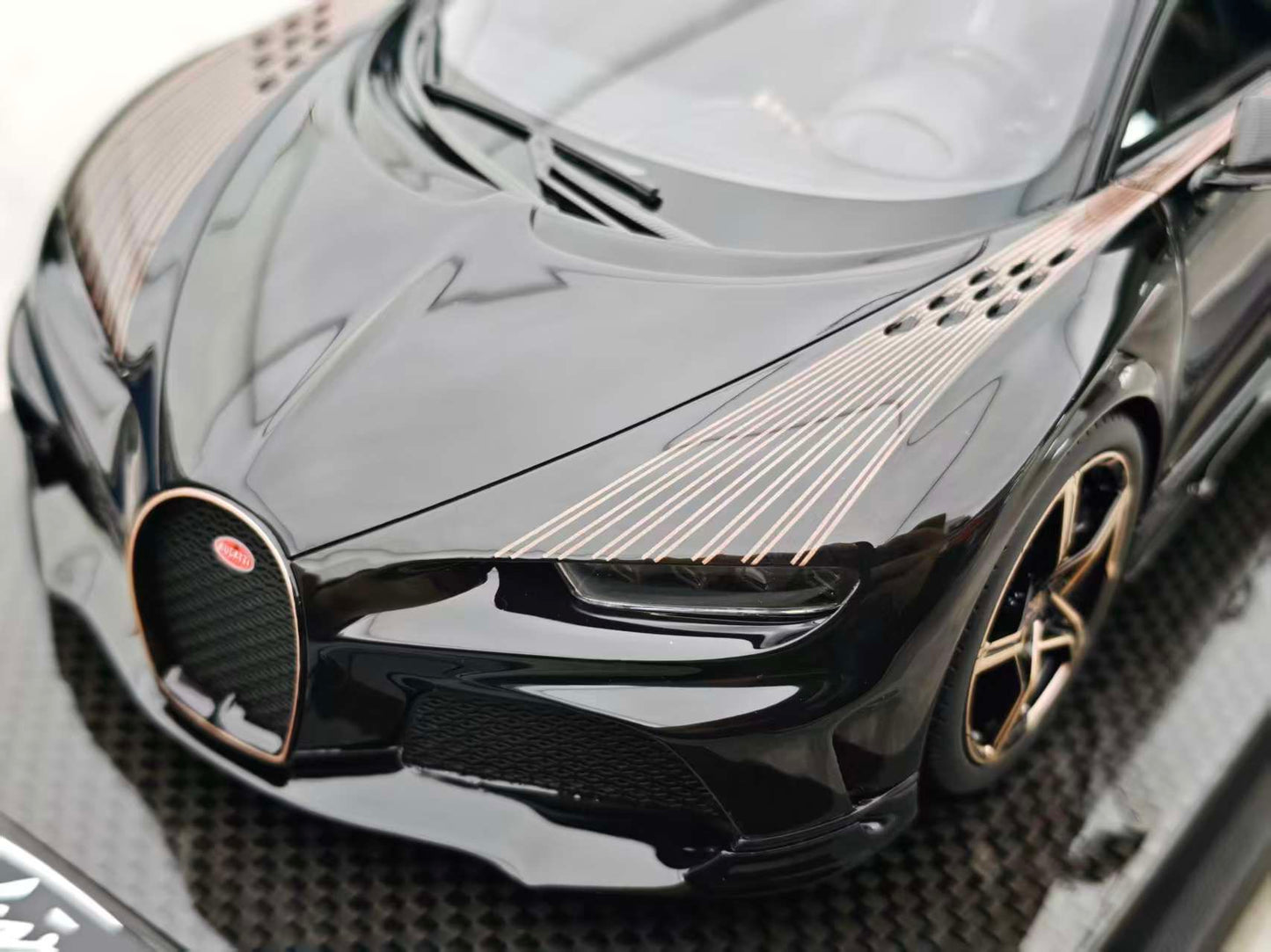 MR 1/18 Bugatti Chiron Super Sport Black Gold BUG012H
