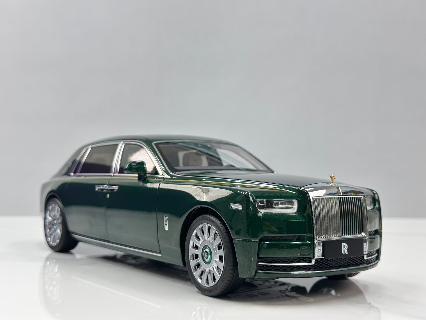ZP 1/18 Rolls-Royce Phantom VIII (Gold Badge / Leather Suitcase Edition) – Peninsula Green (ZP117)