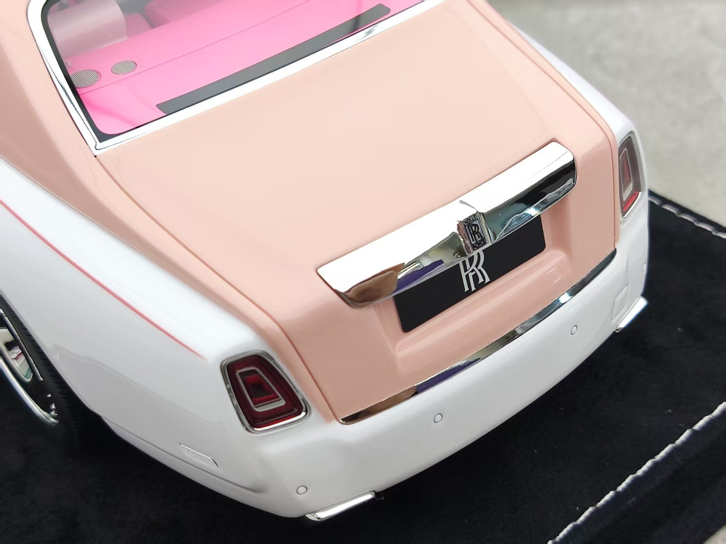 HH Model 1/18 Rolls-Royce Phantom Series II Blush Pink/White HH538