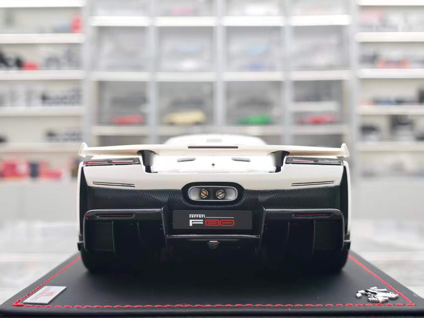 MR 1/18 Ferrari F80 Italian White FE045C