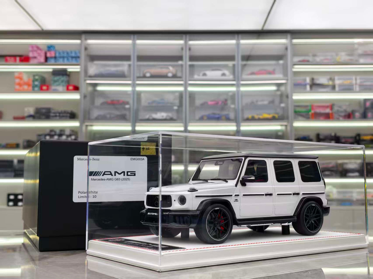 Dino MODEL 1/18 Mercedes-Benz G63, White Base, EMG001-008A