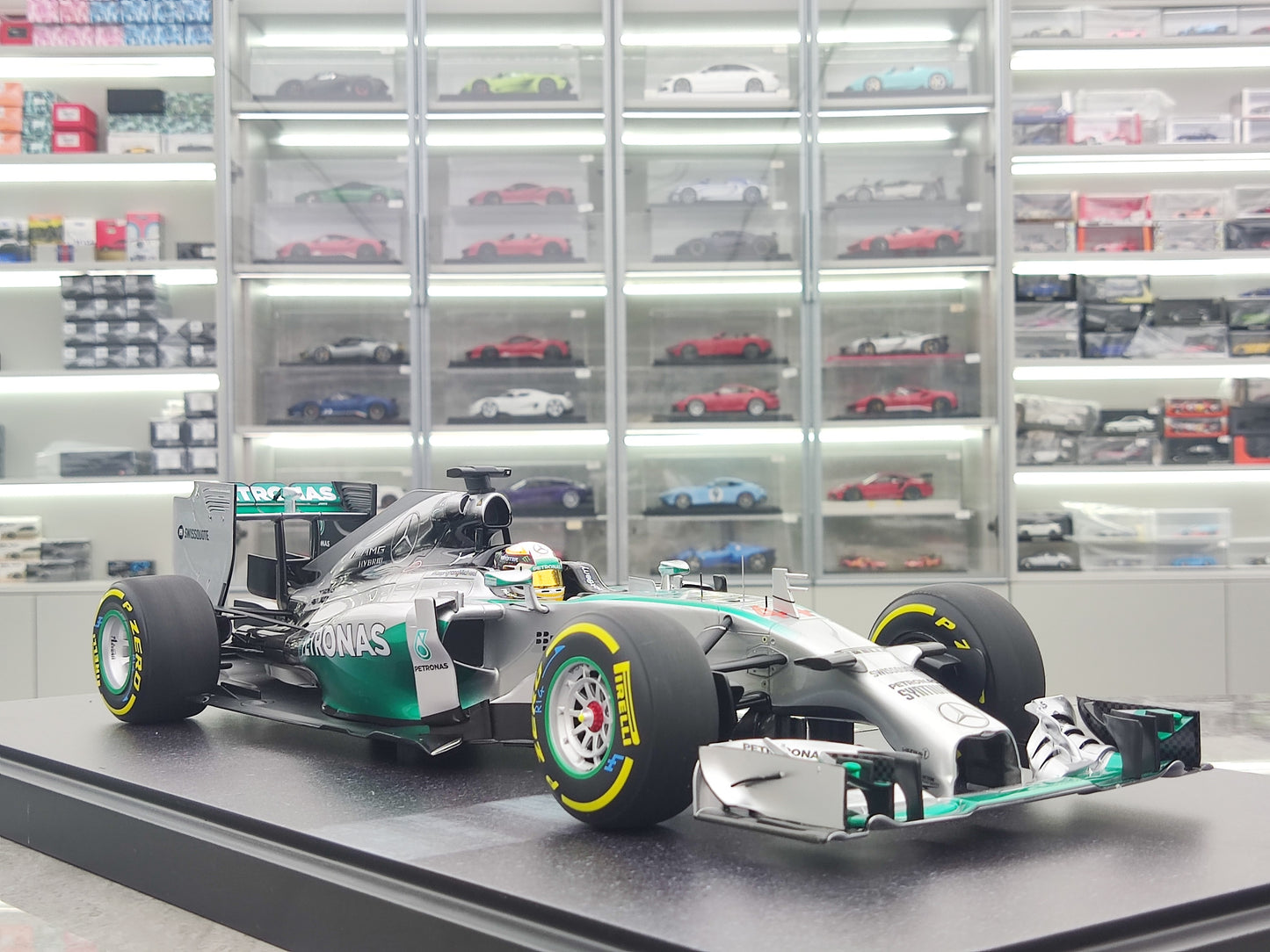 MINICHAMPS 1/12 Mercedes AMG PETRONAS F1 Team W05 Lewis Hamilton World Champion 2014 Silver-Green Simulation Car Model 127140444