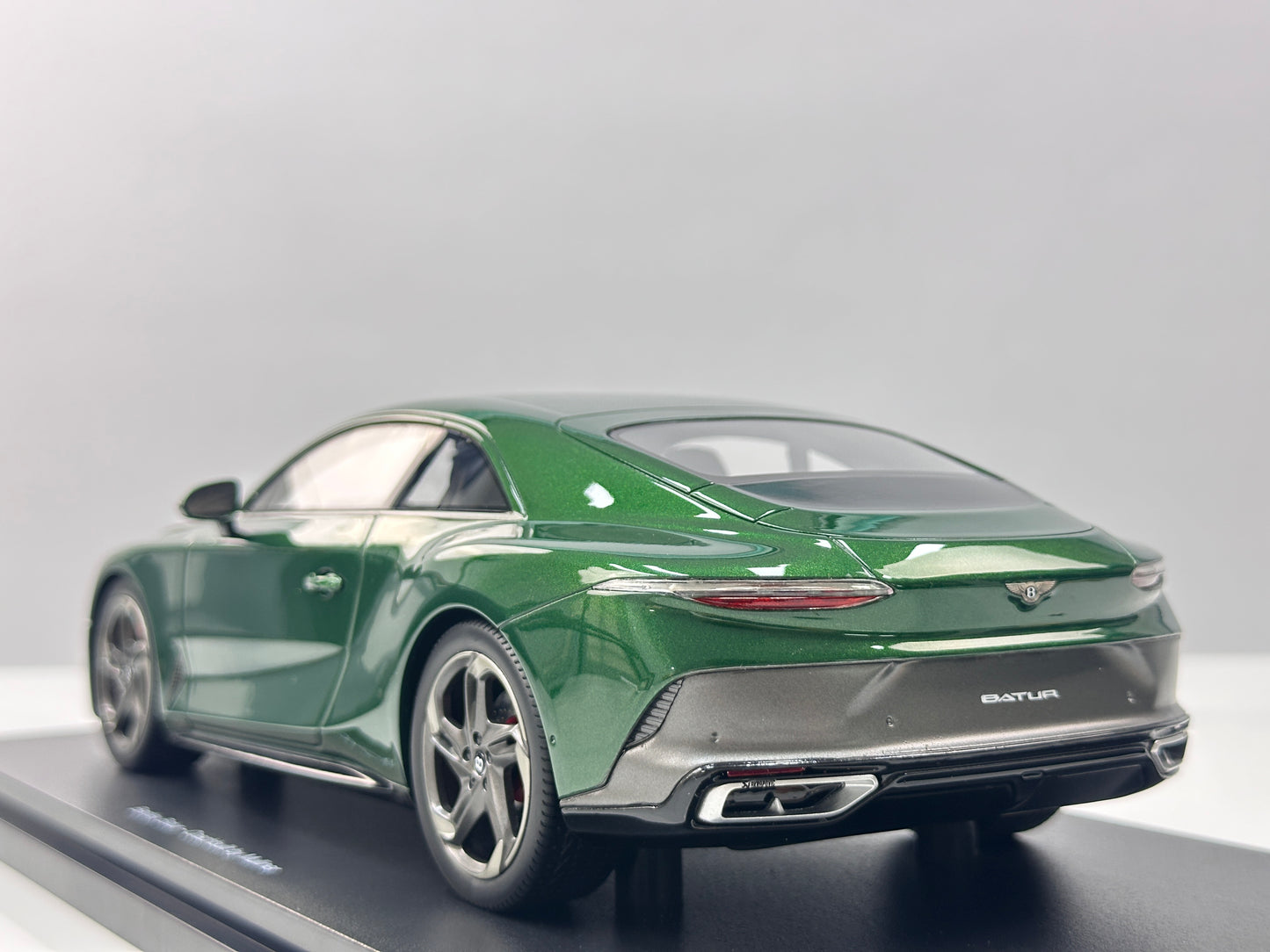 Topspeed 1/18 Bentley Batur Scarab Green TS0672