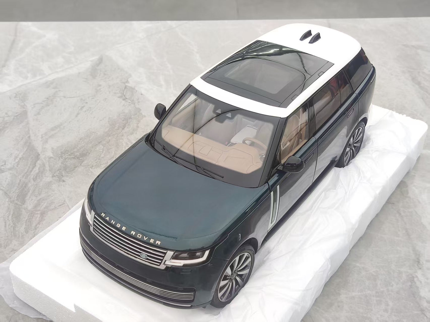 LCD 1/18 Land Rover Range Rover SV Grand Genesis Long Wheelbase Green White Top Alloy Model LCD119