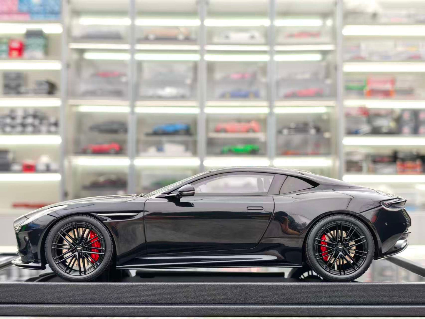 MOTORHELIX 1/18 Aston Martin DB12 Coupe, Black MH332