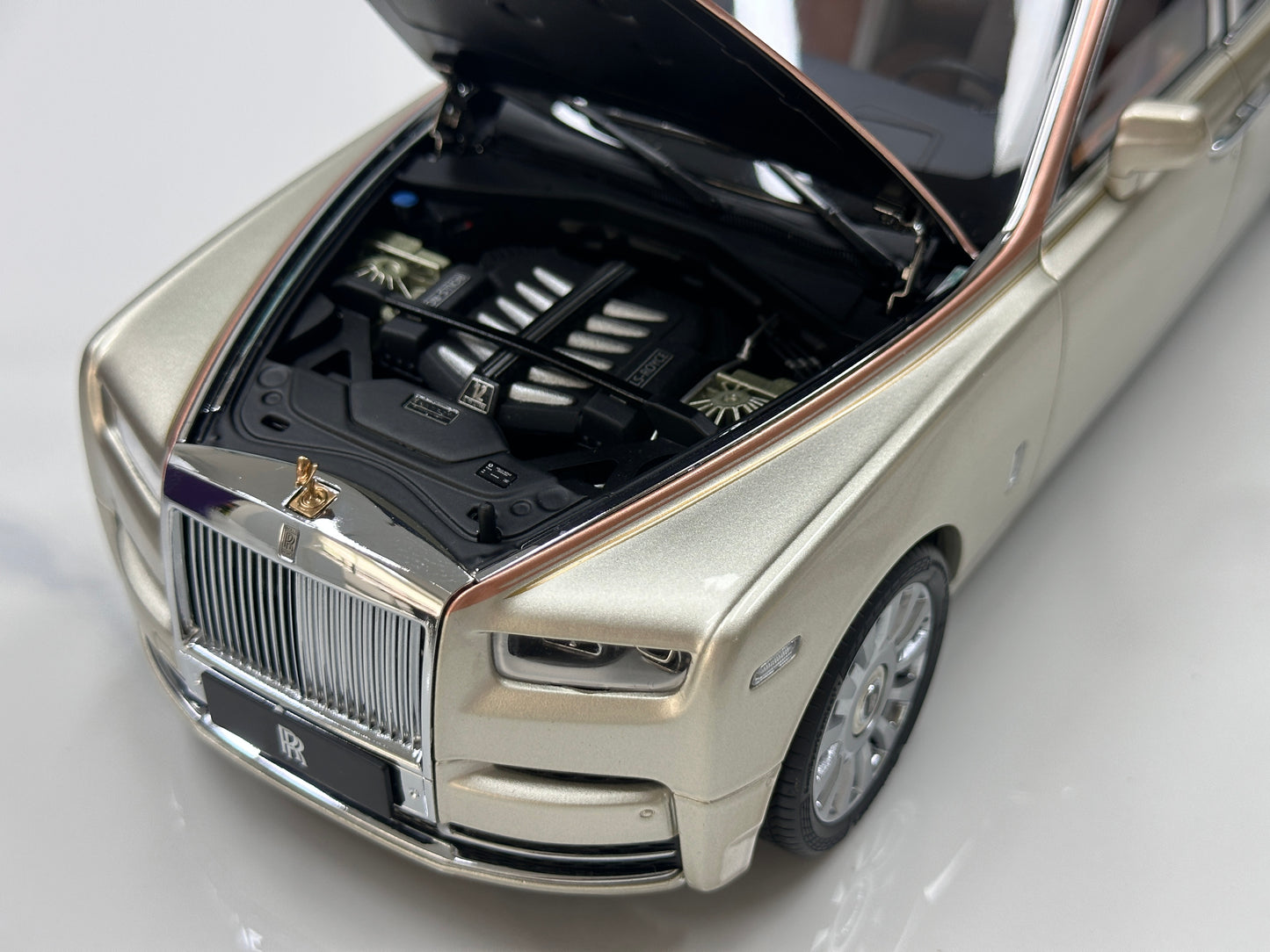 ZP 1/18 Rolls-Royce Phantom VIII Rose Gold/Champagne Gold ZP121