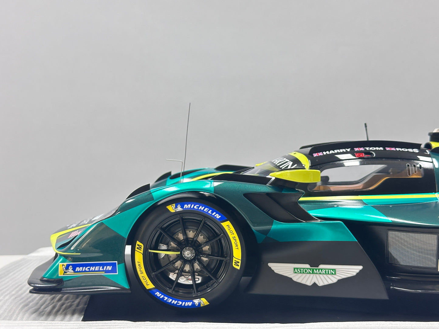 Spark 1/8 Aston Martin VALKYRIE NO.007 Black and Green Livery 08S003