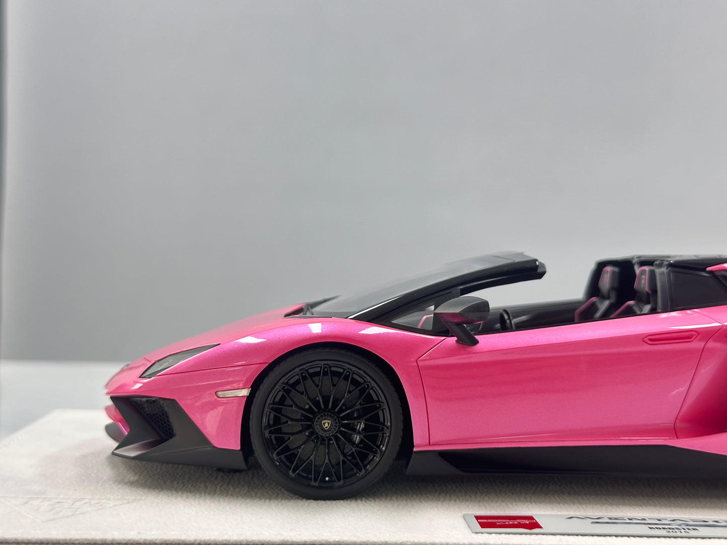 MAKEUP 1/18 Lamborghini Aventador LP750-4 SV Roadster 2015 Pink EML007H