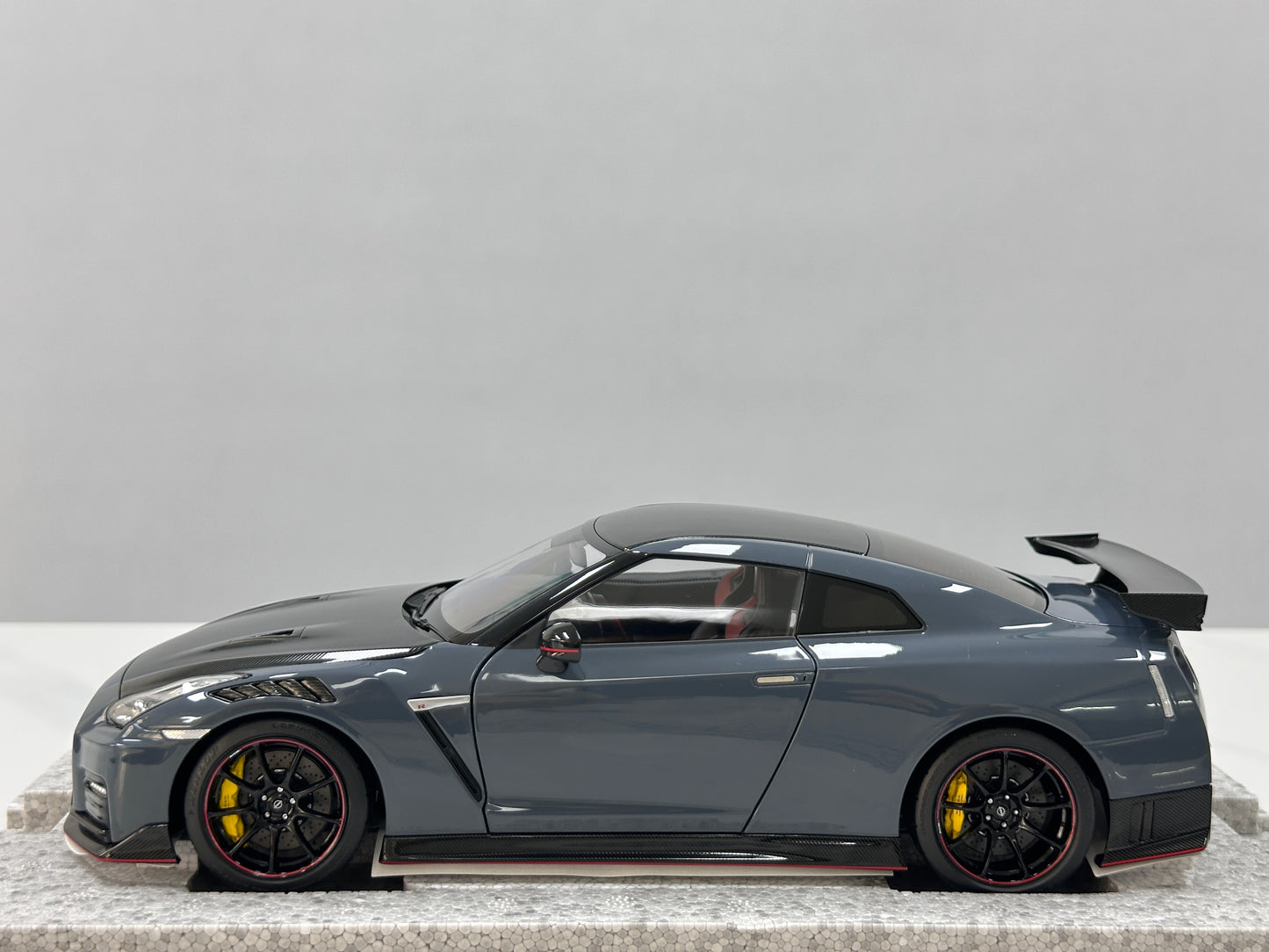 MOTORHELIX 1/18 Nissan GT-R NISMO (R35) Special Edition 2022 Stealth Grey MH369