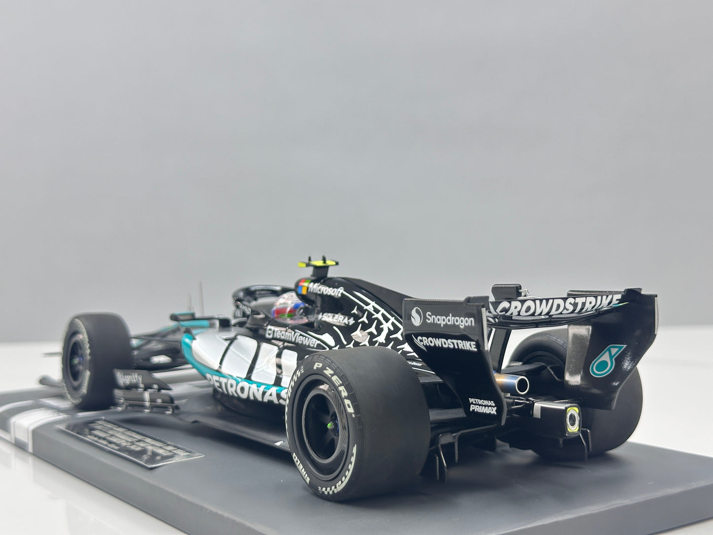 MINICHAMPS 1/18 Mercedes-AMG PETRONAS F1 Team W17 K. Antonelli – 2026 Chinese Grand Prix Winner, Silver Livery (117260212)
