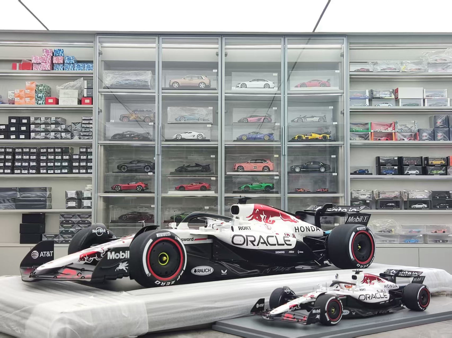 Spark 1/8 Red Bull Racing RB21 No.1 Oracle Red Bull Racing Winner Japanese GP
2025 Max Verstappen 08SP295