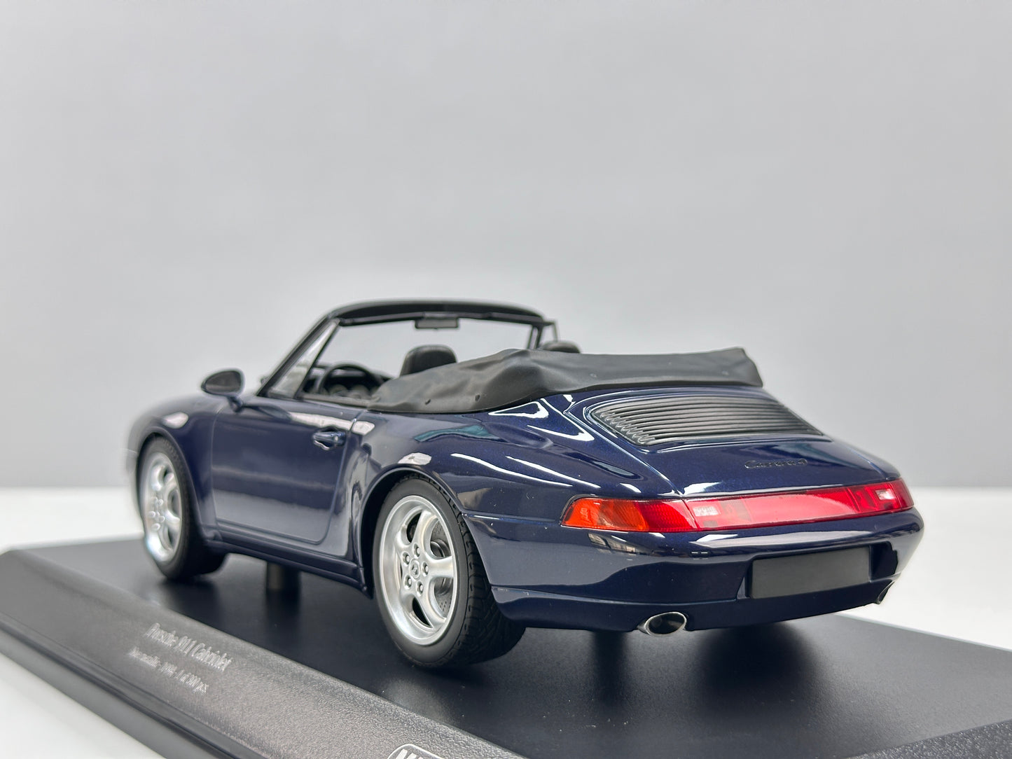 MINICHAMPS 1/18 Porsche 911 (993) Cabriolet Metallic Blue (155061130)