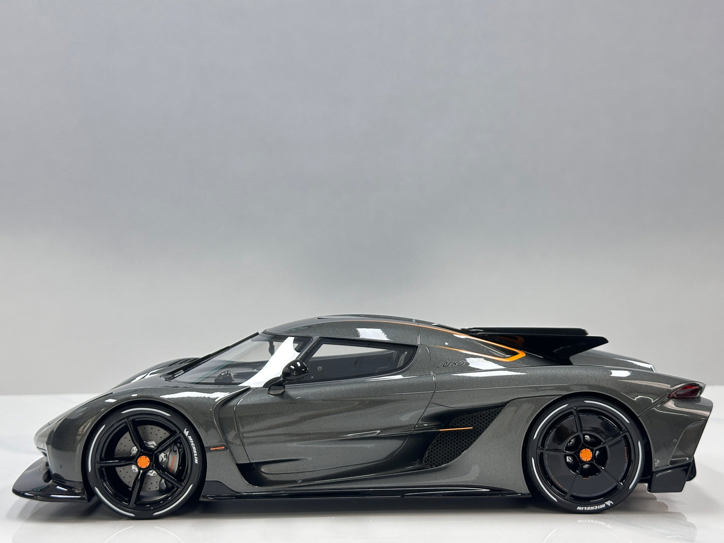 GT Spirit 1/12 Koenigsegg Jesko Absolut 0-400-0 km/h Record – Grey (GT575)