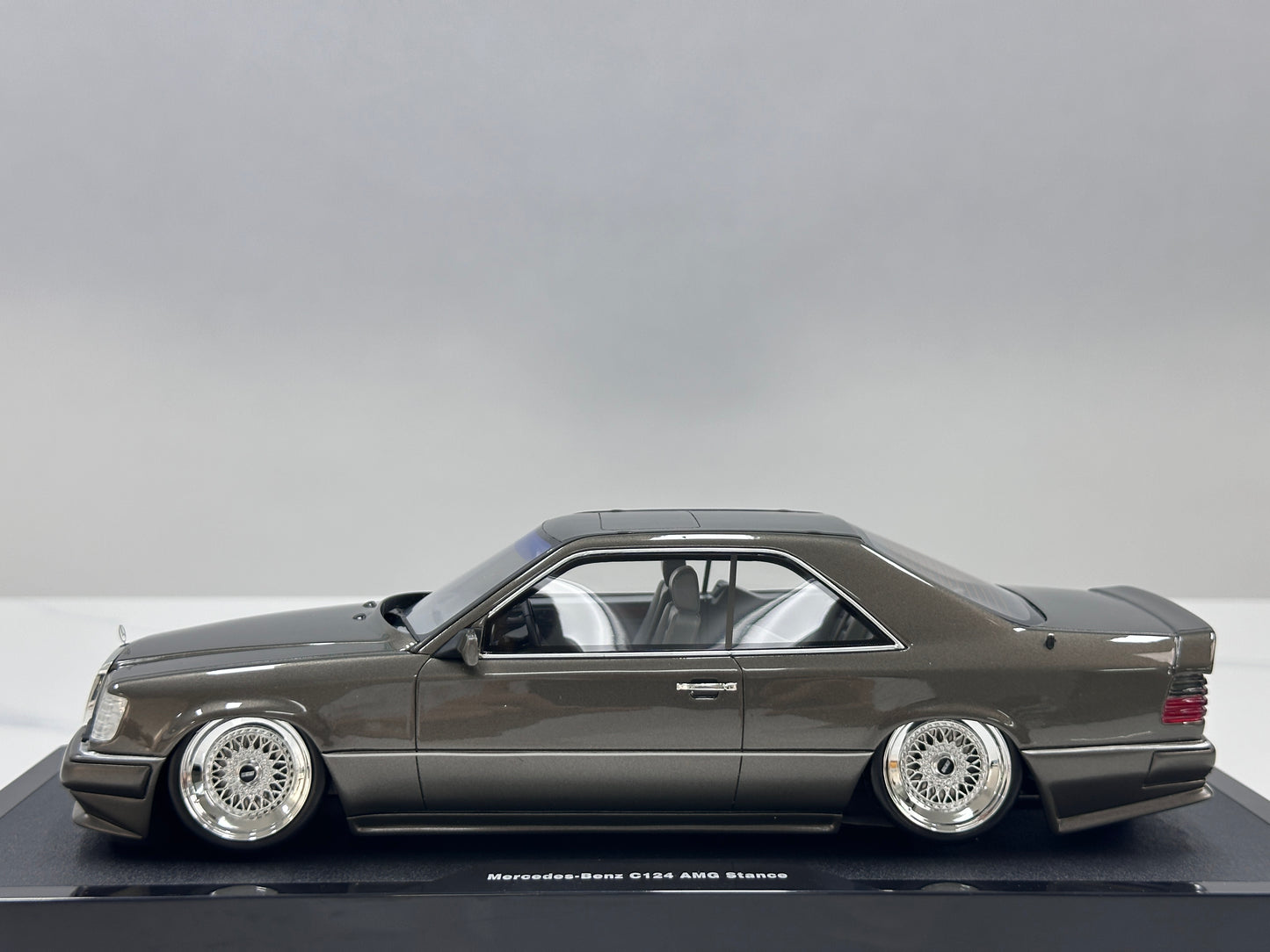 OTTO 1/18 Mercedes-Benz C124 AMG "Stance" – Anthracite Grey (OT1241)