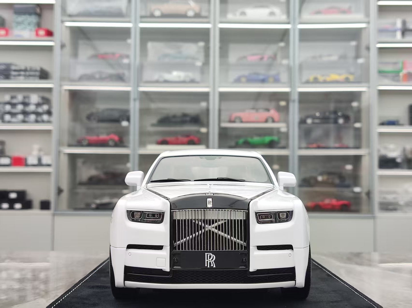 HH Model 1/18 Rolls-Royce Phantom Series II Black and White Panda Colorway HH537